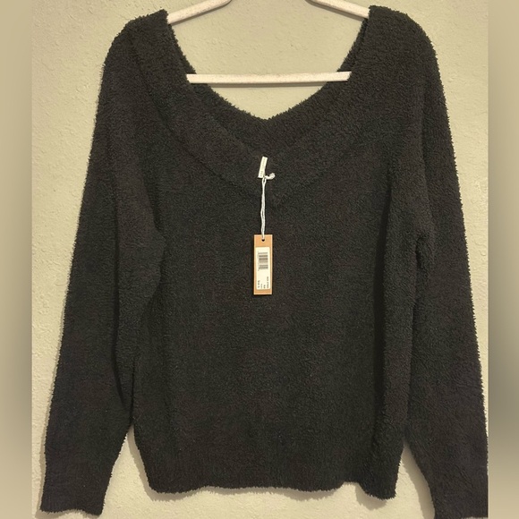 NWT HELLO NITE REVOLVE PLUSH V NECK SWEATER IN BLACK - Picture 2 of 13